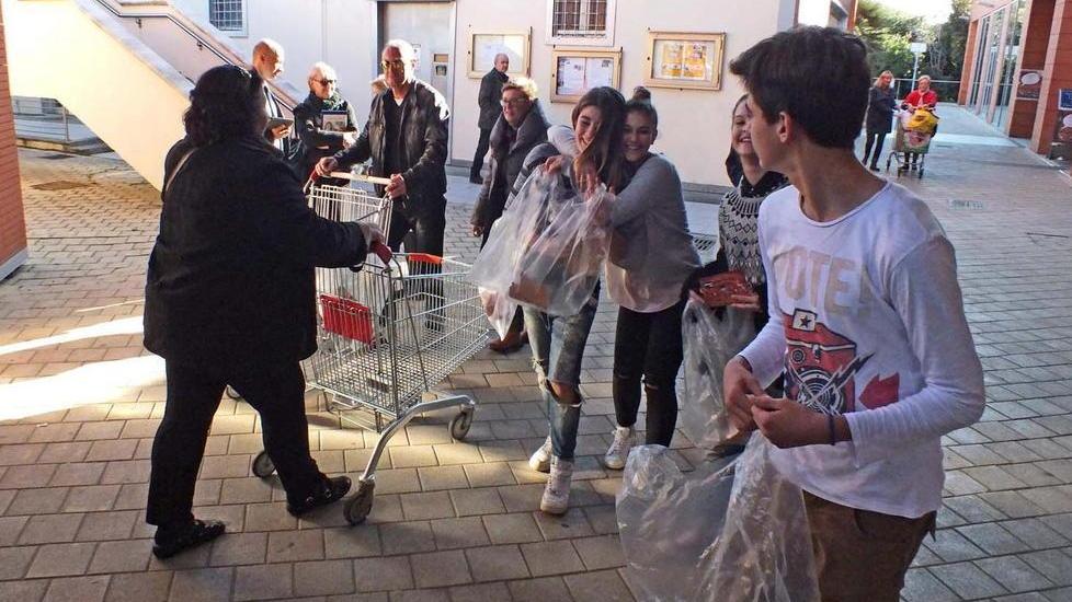 Dall’olio alla pasta solidarietà in scatole grazie agli studenti