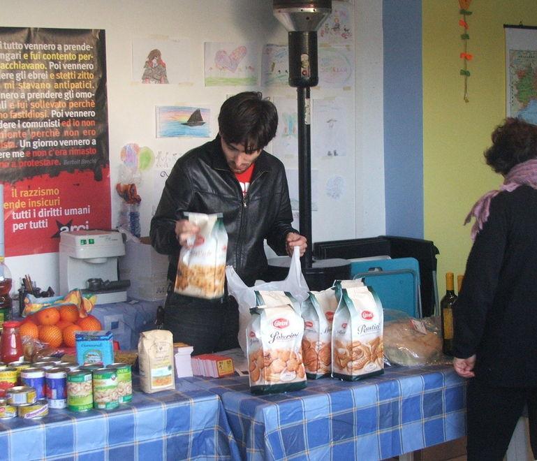 Oltre 200 chili di cibo per le famiglie bisognose 