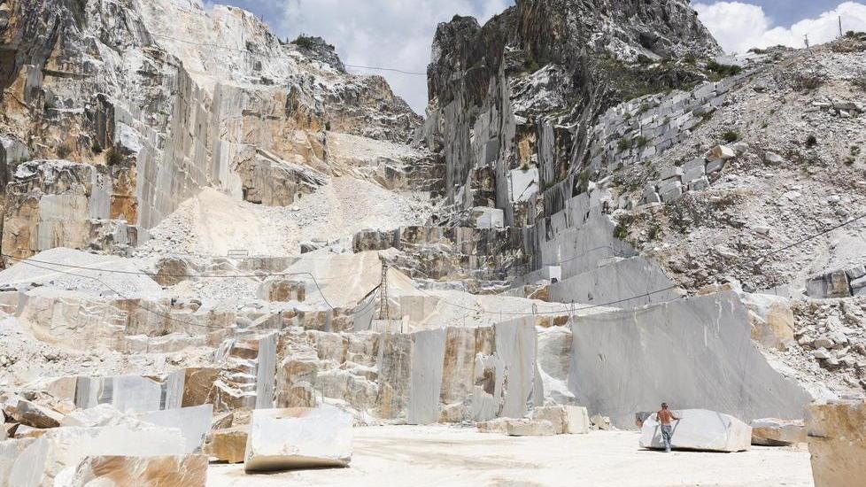 «Tir in centro? Chiudiamo le cave del Sagro»