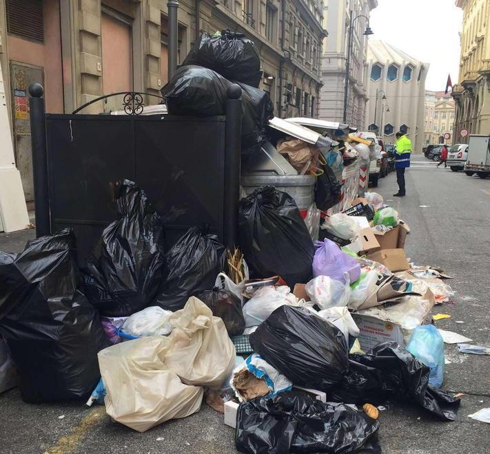 E in via di Franco la spazzatura resta