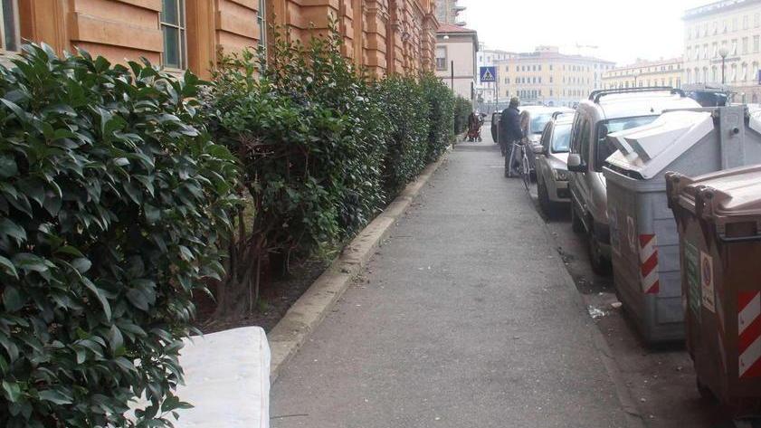 Controlli dei vigili urbani sui rifiuti lasciati in strada