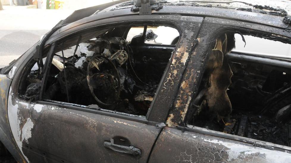 Via Ichnusa, incendiate le auto di due fratelli commercianti