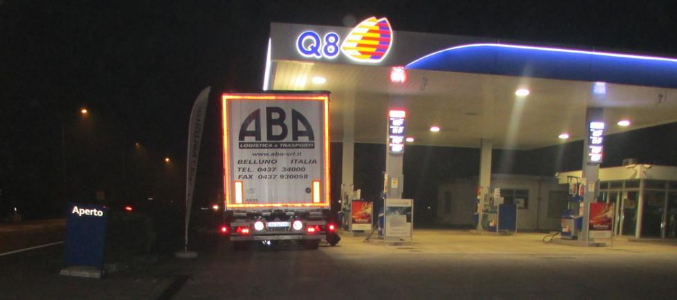 Investita da tir, rischia di perdere un piede
