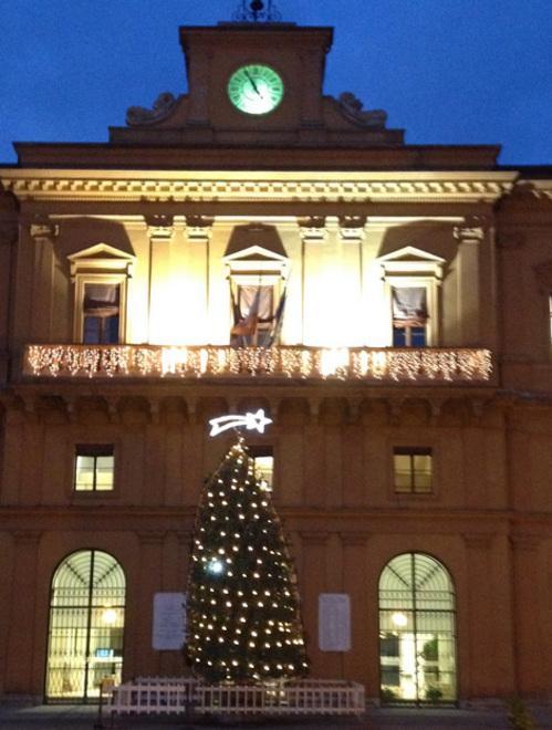 L’albero di Natale illumina la piazza della cittadina