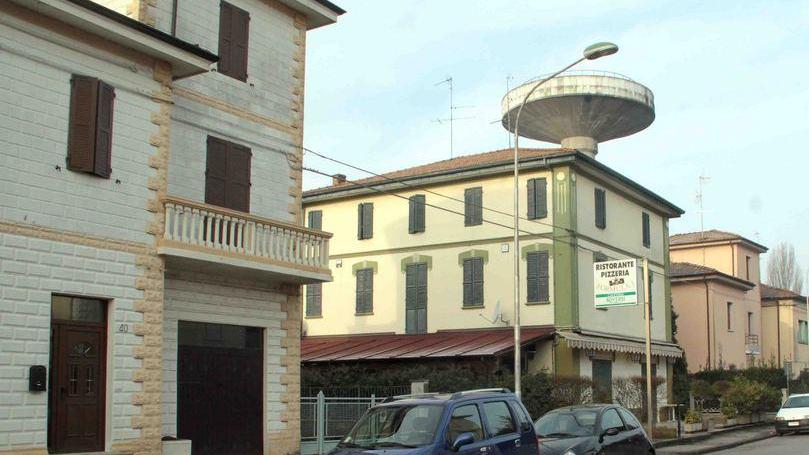 Si sveglia mentre i ladri cercano di entrare nella sua casa