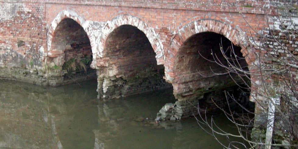 Il ponte è pericoloso Aperto solo a pedoni e bici 