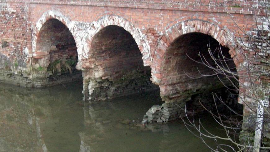 Il ponte è pericoloso Aperto solo a pedoni e bici