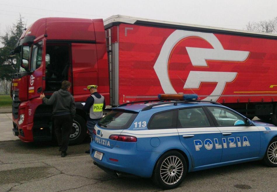 Camion “fuorilegge” raffica di controlli della polizia stradale 