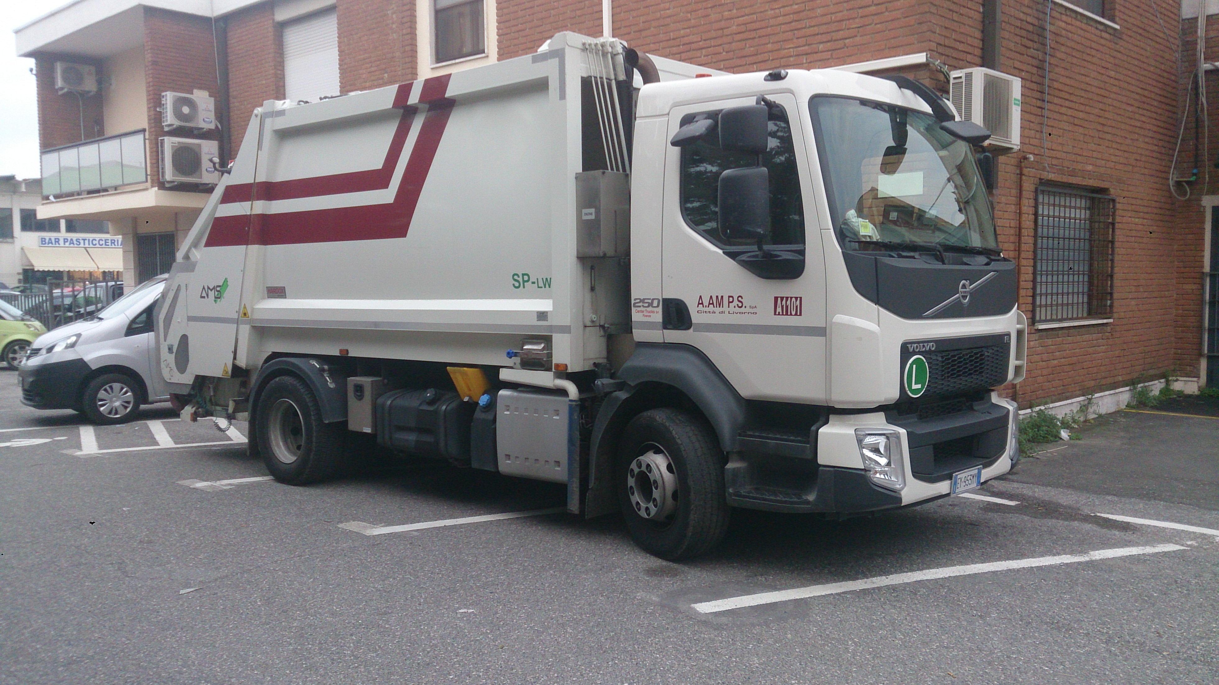 Il mezzo Aamps in sosta (foto di Luca Pierozzi)
