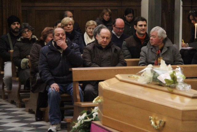 Il funerale dell'uomo suicida nel chiostro di San Francesco