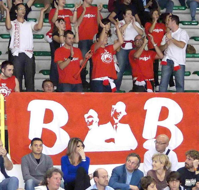 Tifosi della Baraonda Biancorossa sugli spalti (Foto Gori)