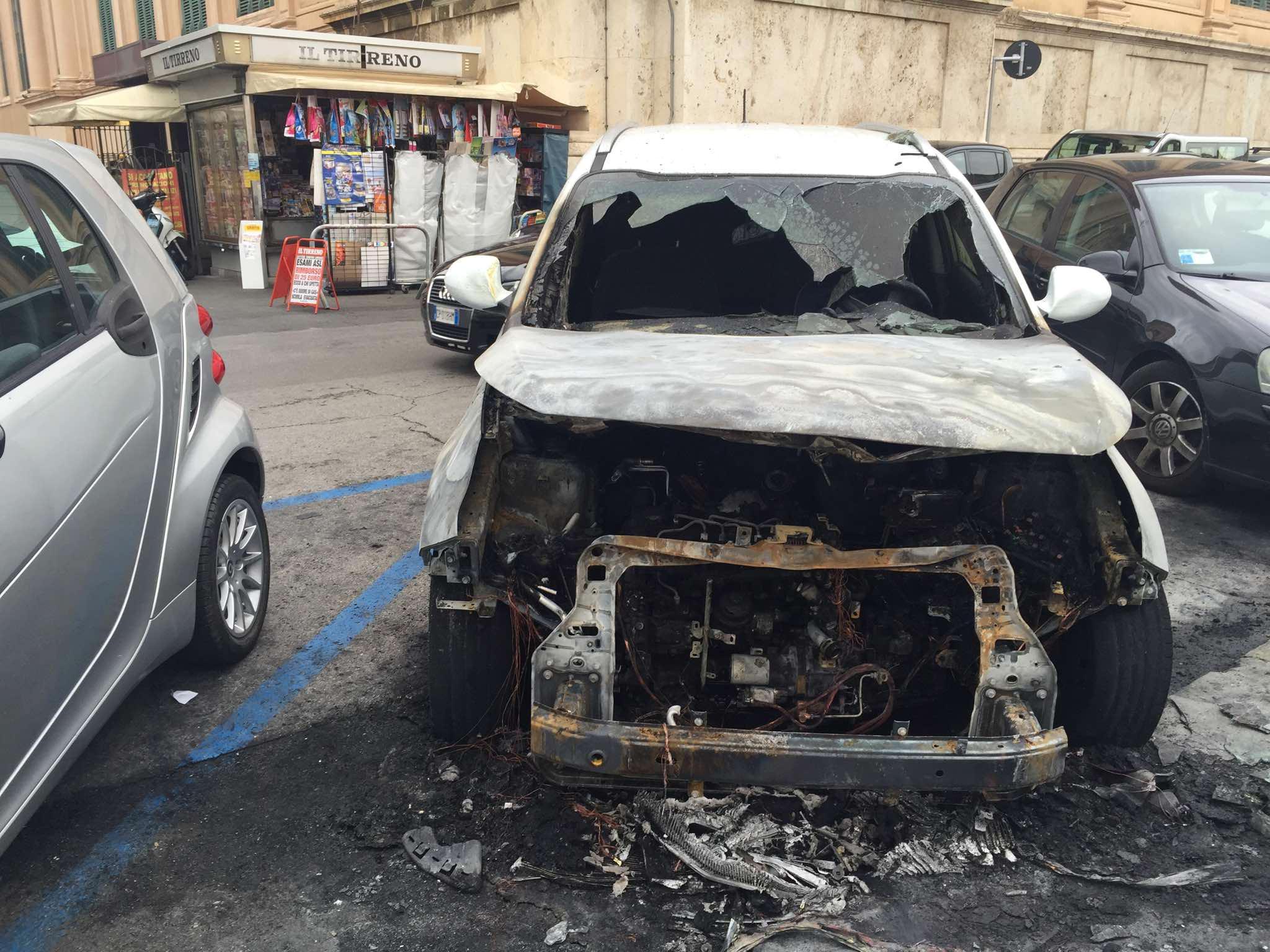 L'auto incendiata sugli scali Saffi (Repetti Pentafoto)