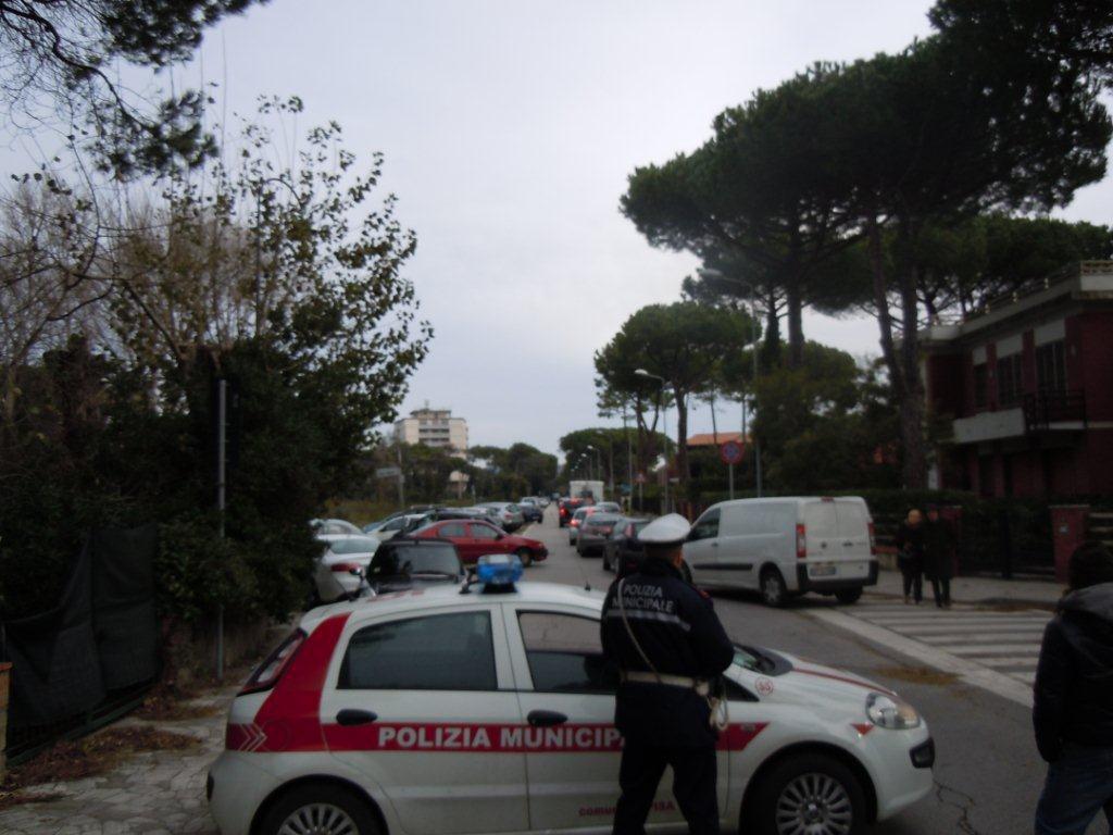 Una pattuglia della Polizia municipale sul litorale in occasione della maratona 