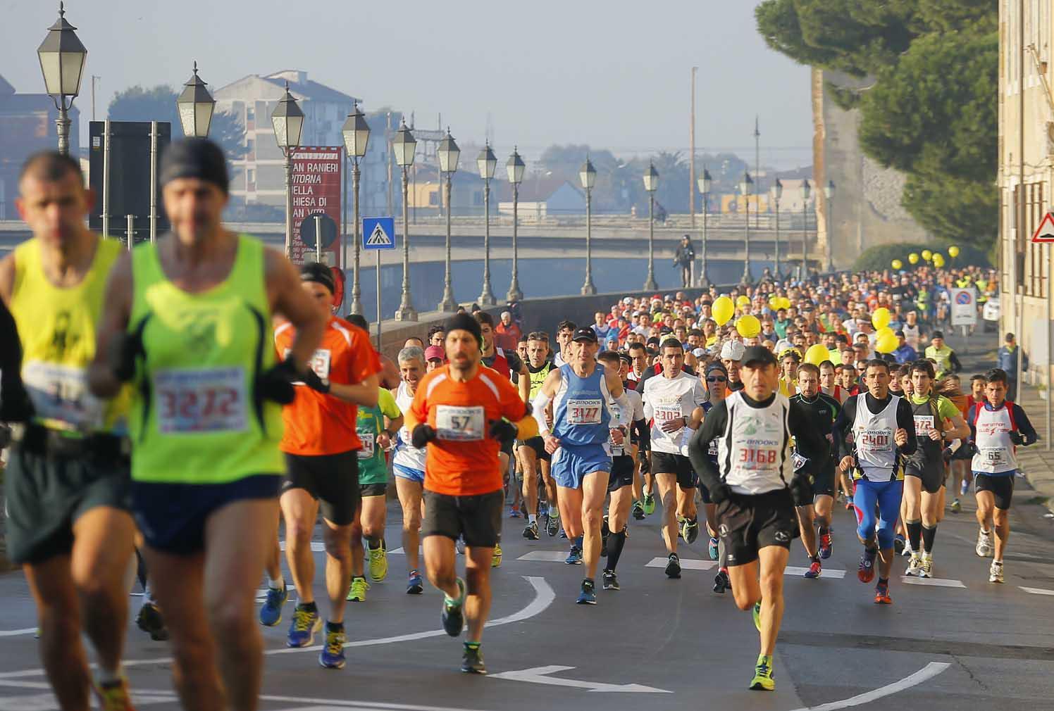 Il passaggio dei maratoneti sui Lungarni (Muzzi)