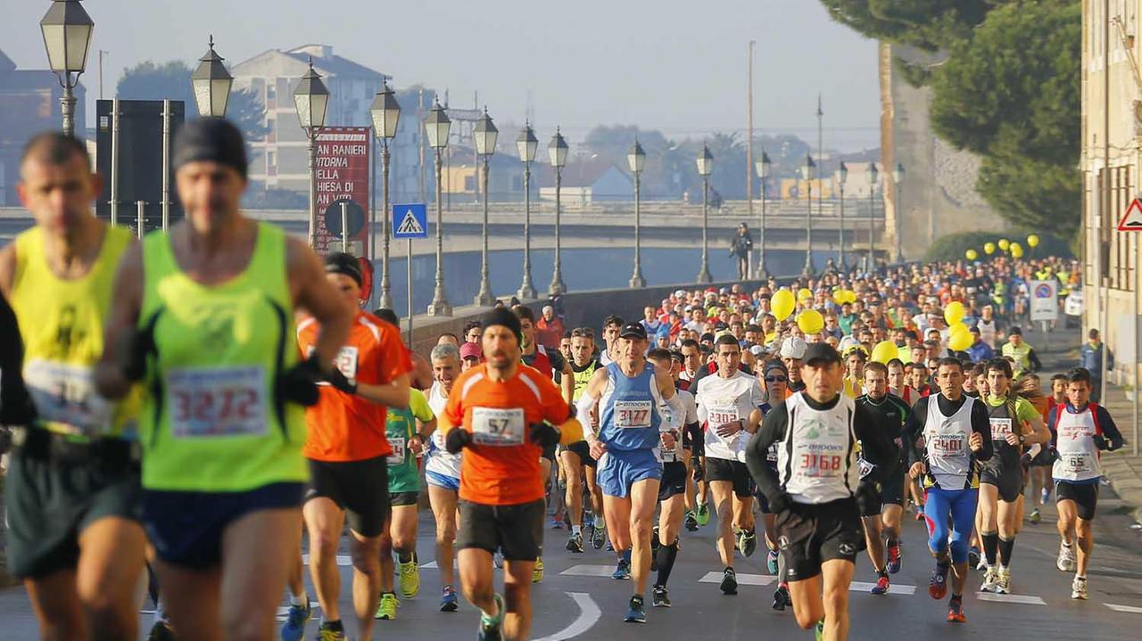 Il passaggio dei maratoneti sui Lungarni (Muzzi)