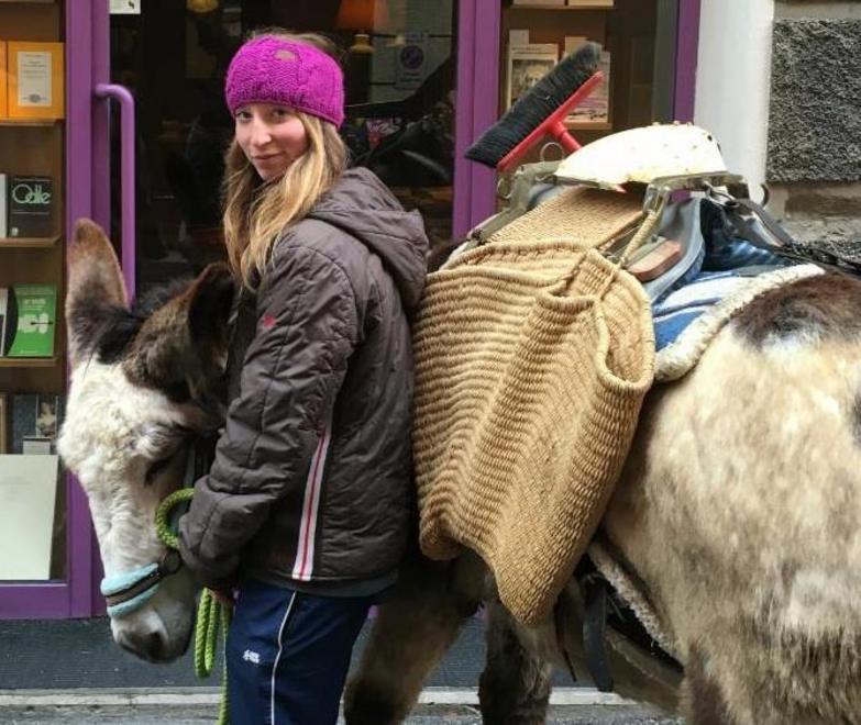 La scelta di Eugenia: a 22 anni lavora con diciassette asini 