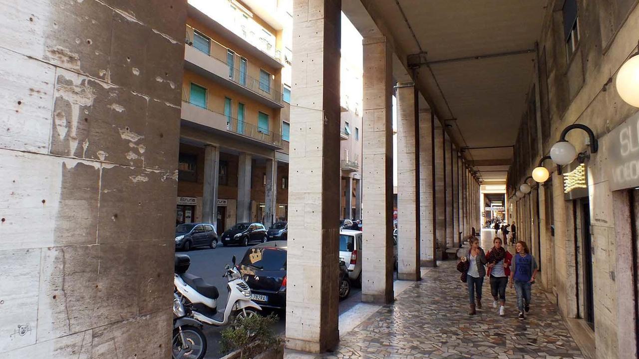 In stato di totale degrado le colonne e tutto il percorso di via Petrarca (foto Paolo Barlettani)