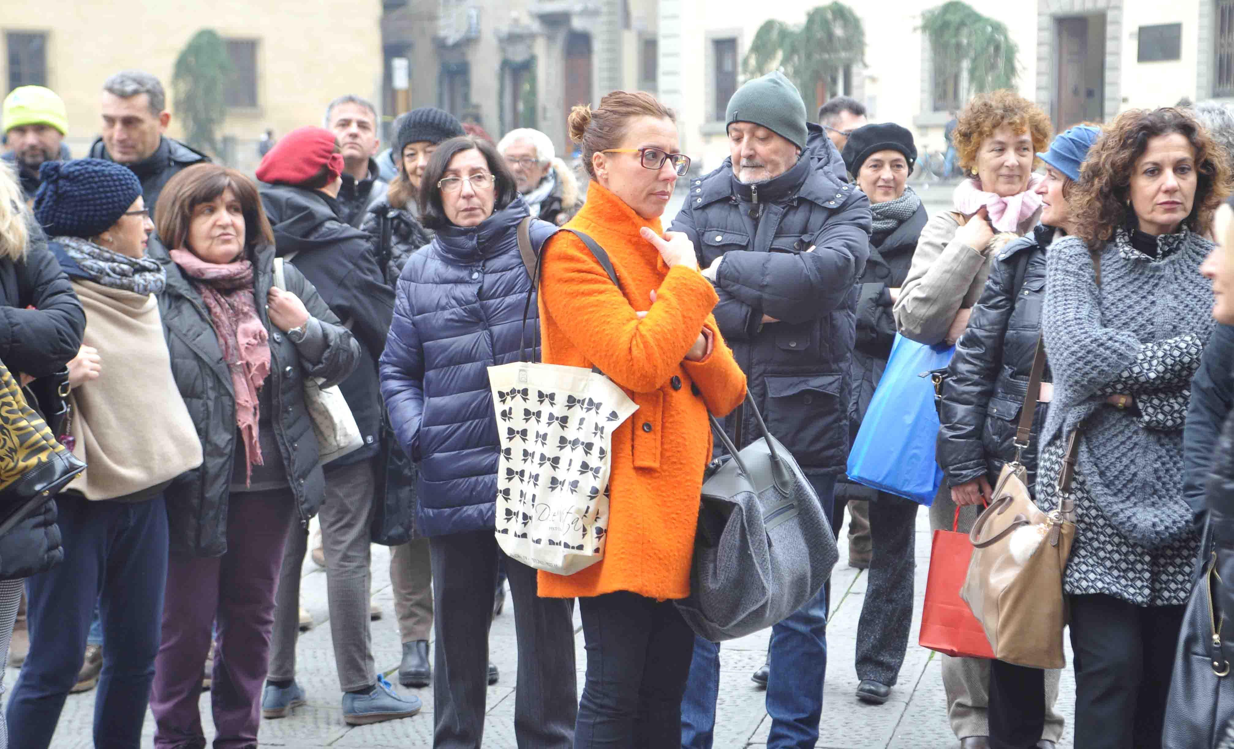 Alcuni comunali in piazza al termine del loro turno di lavoro (Foto Gori)