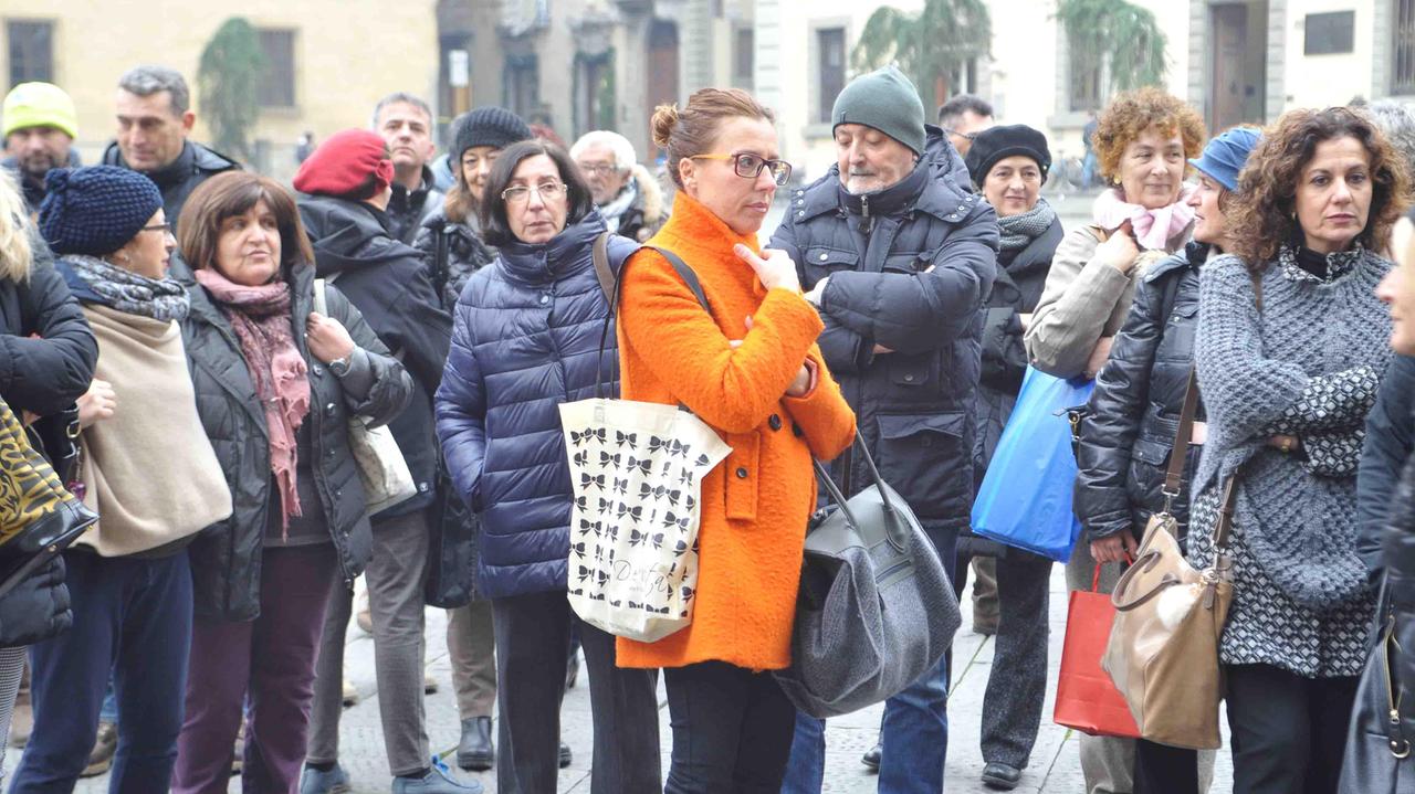 Alcuni comunali in piazza al termine del loro turno di lavoro (Foto Gori)