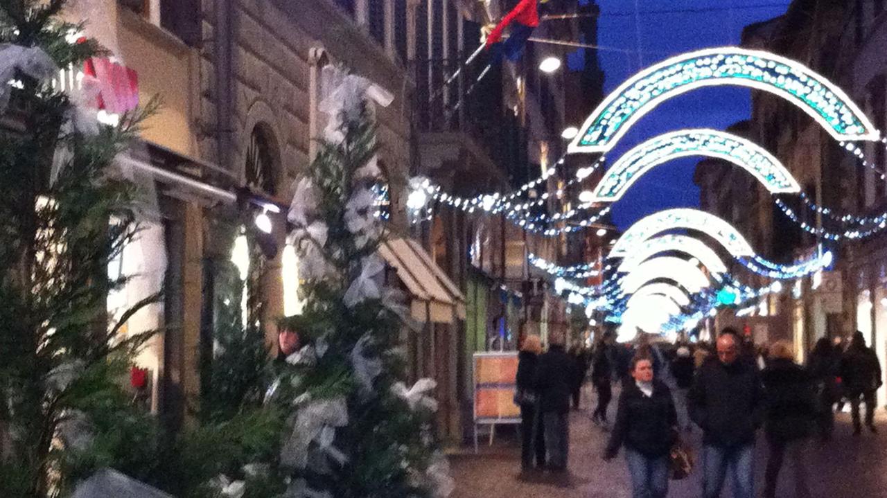 Decorazioni natalizie in una strada (foto d'archivio)