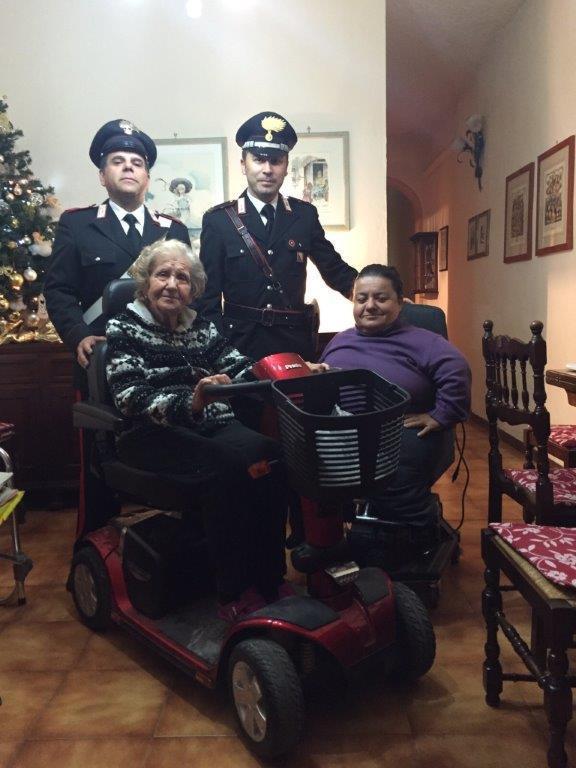 L'anziana e sua figlia con la carrozzina ritrovata dai carabinieri  