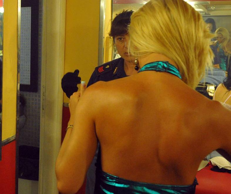 Cubana ricatta il facoltoso amante: «Dico tutto a tua moglie» 