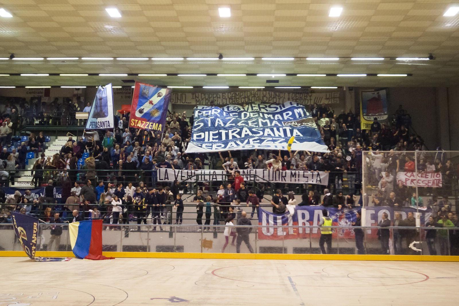 Il pubblico al Palasport di Forte dei Marmi