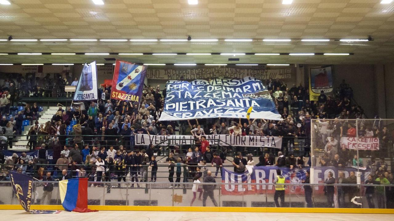Il pubblico al Palasport di Forte dei Marmi