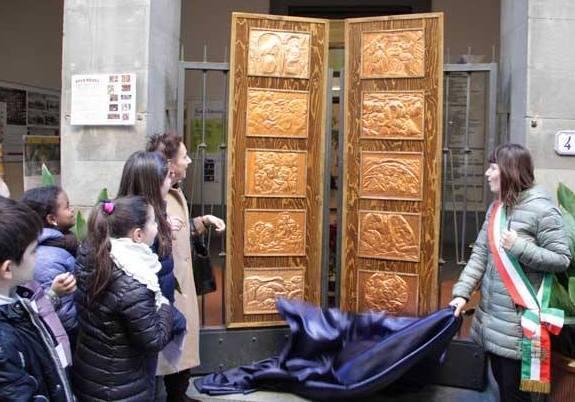 Ecco la porta artistica realizzata di bimbi