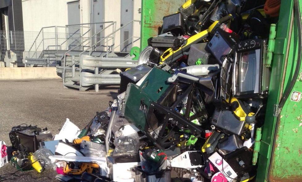 Va a fuoco un cassone dei rifiuti