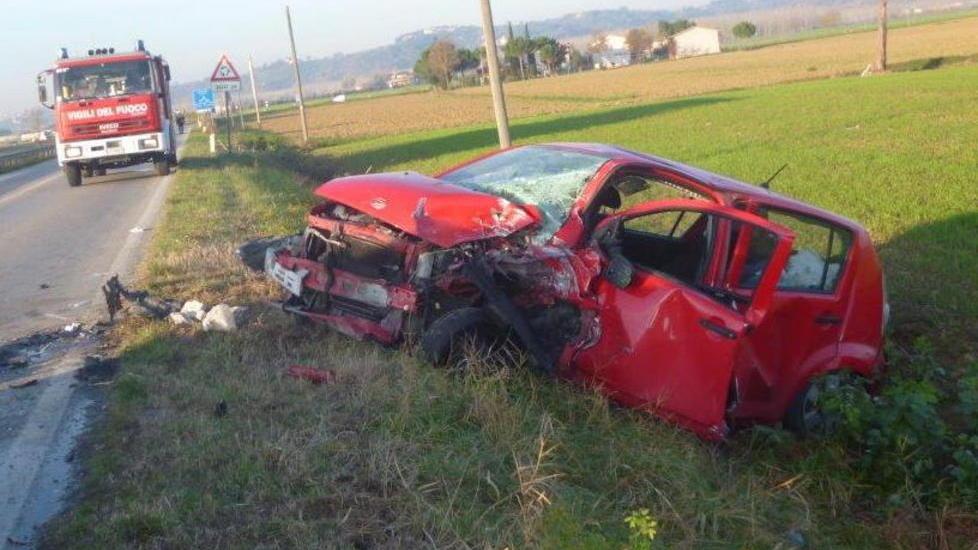 Scontro frontale, grave una donna