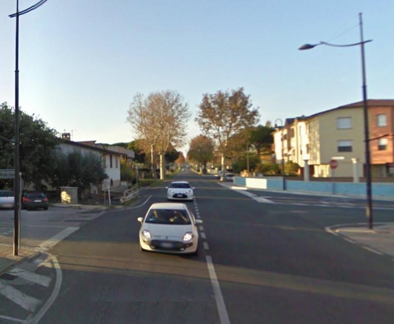 Si schianta con l’auto contro un pino 