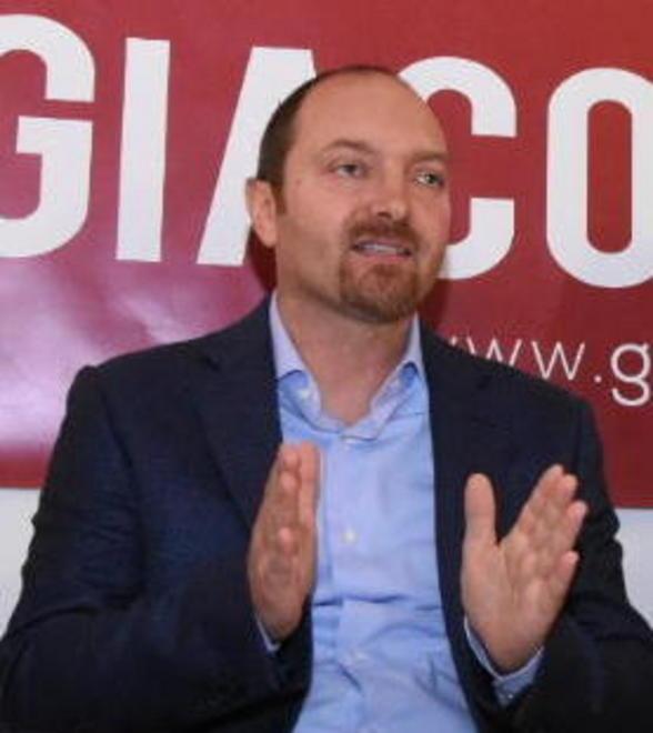 Viale Caravaggio: «No al taglio dei pini» 