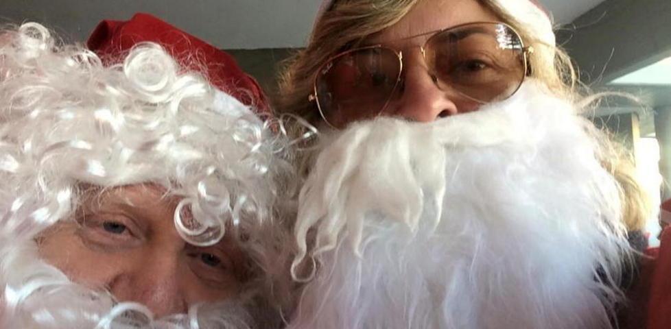 Arrivano le feste sindaco e assessore fanno Babbo Natale 