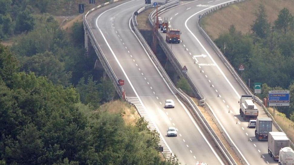 Spettacolare incidente in A15. Due feriti