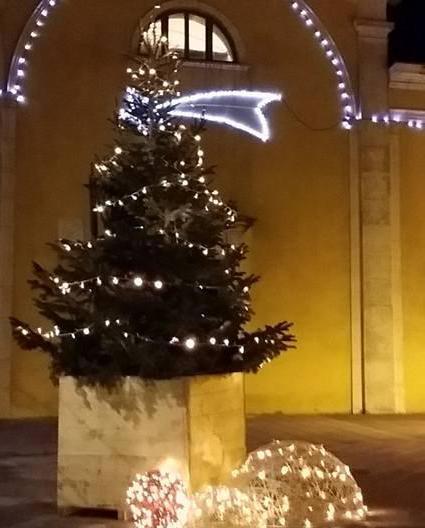 Avenza storica accende da sola la sua piazza 