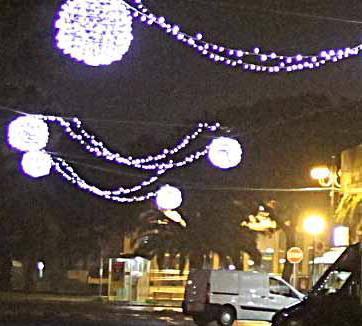 Montignoso ha pochi soldi e spegne le luci di Natale 