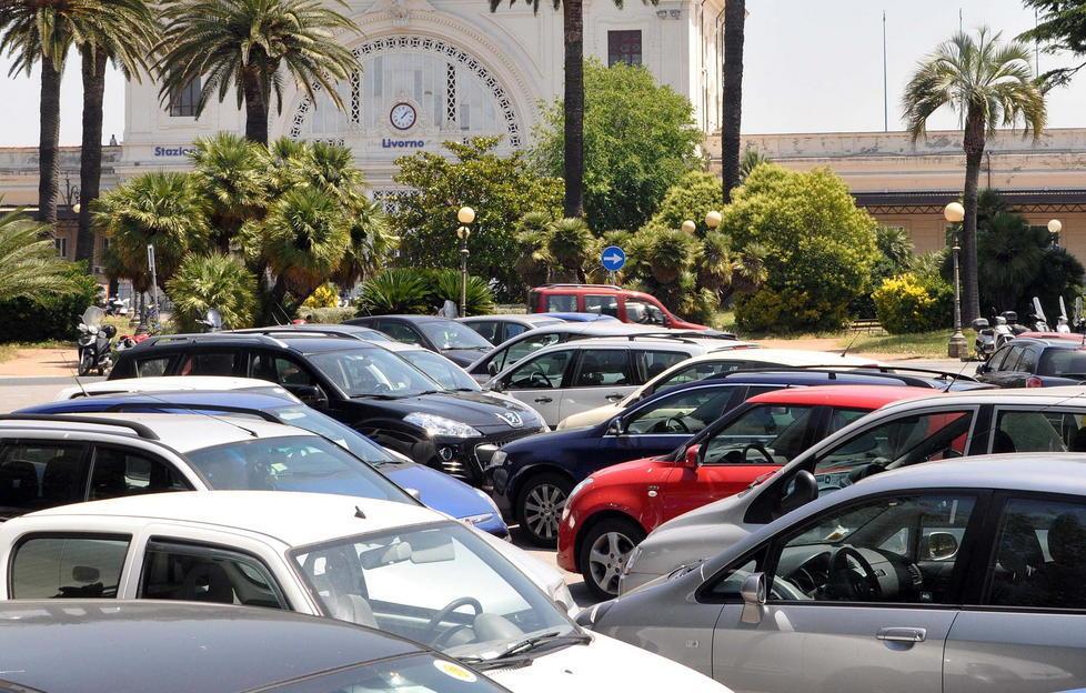 Pendolari a caccia di posti auto