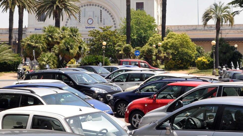 Pendolari a caccia di posti auto
