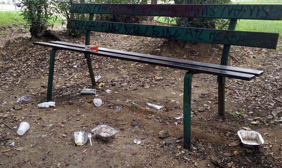 Lattine e scatolette Immondizia intorno alle panchine 