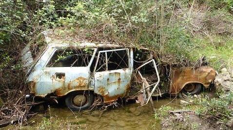 Il bosco trasformato in discarica fra tv, rottami e calcinacci