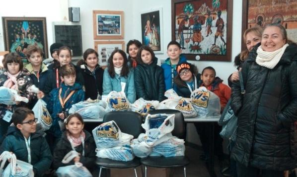 I bambini comprano il pranzo per i poveri