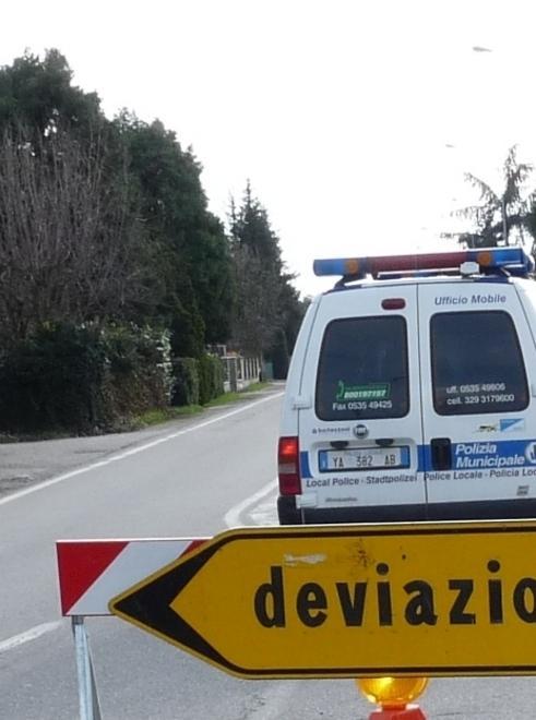 «Fuga di gas, uscite», e li derubano 