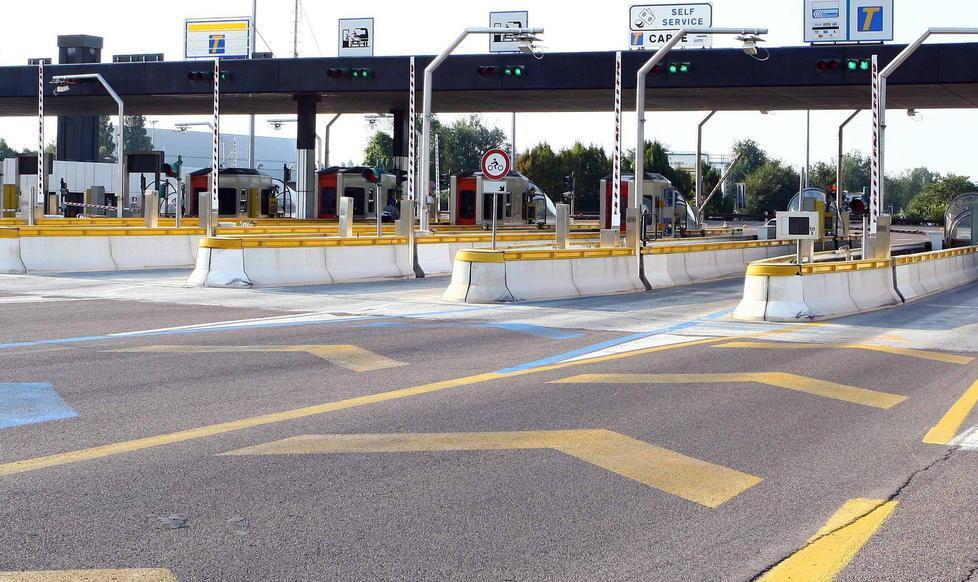 Casello in tilt, ingorgo di auto 