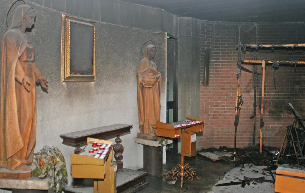 Il presepe in fiamme Danneggiata la chiesa 