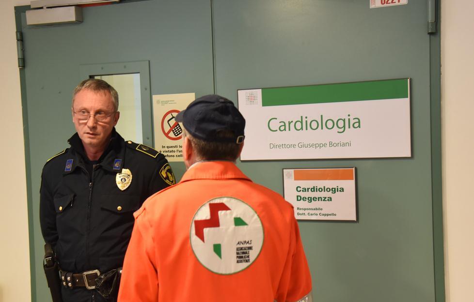 Il carosello mediatico, i meeting e i vigilantes come “doganieri”