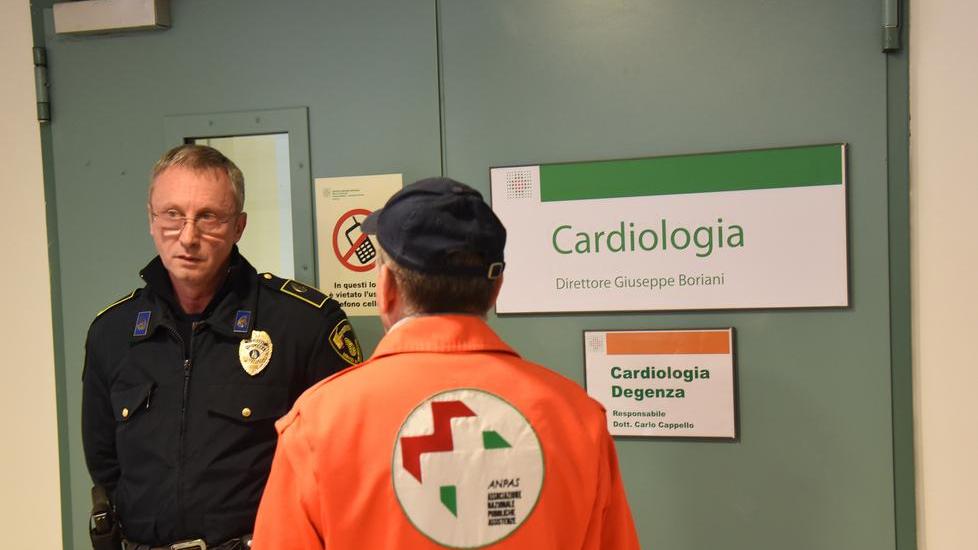 Il carosello mediatico, i meeting e i vigilantes come “doganieri”