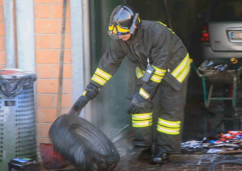 Fiamme nel capannone paura per le bombole 
