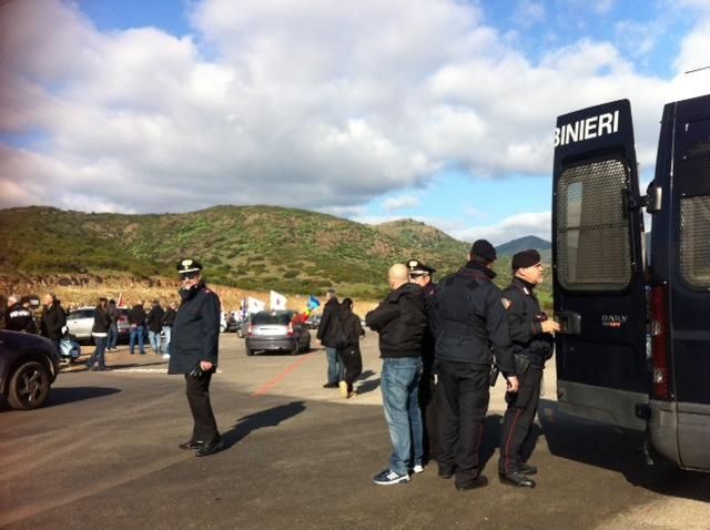 I manifestanti davanti alla fabbrica di Domusnovas