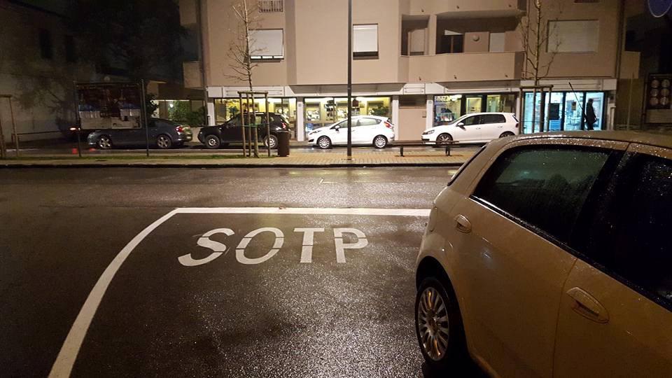 La scritta "sotp" apparsa all'incrocio fra via Curtatone e Montanara e via Primo Maggio a Ponsacco